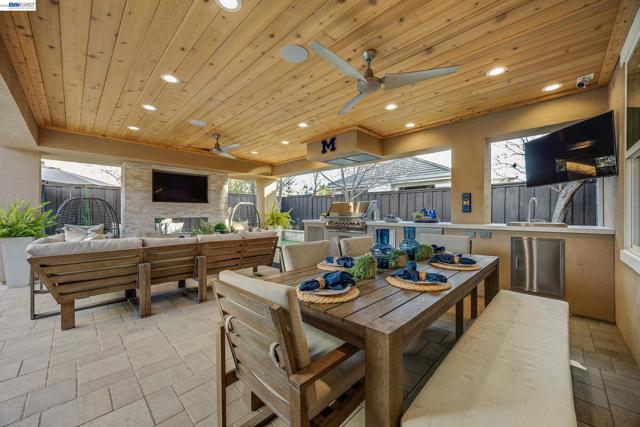 2170 Santa Croce Dr, Livermore CA: https://media.crmls.org/mediaz/518f9990-8461-42ee-a32d-ead88334e92e.jpg