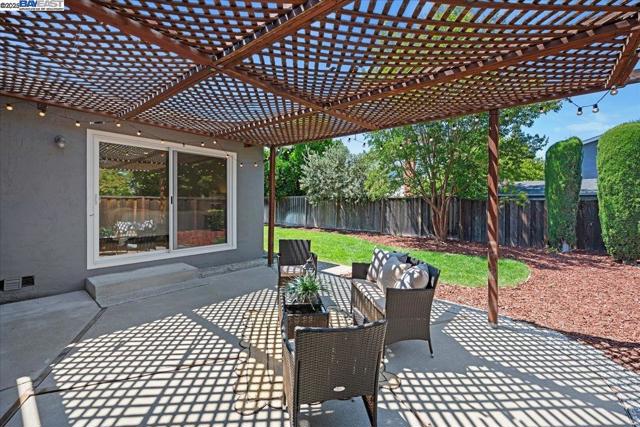 3186 Berkshire Ct, Pleasanton CA: https://media.crmls.org/mediaz/51900dd7-63ae-440b-8b26-7730b0afe915.jpg
