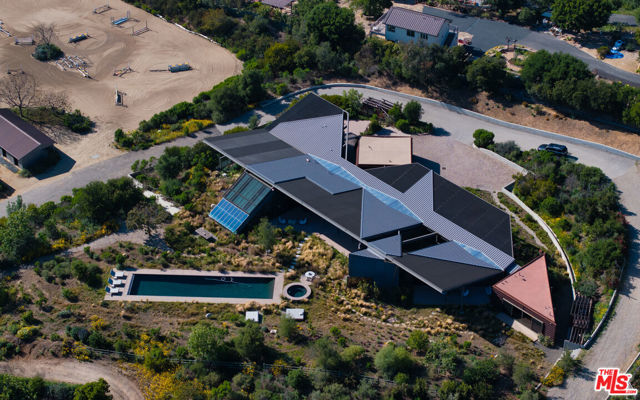 5900 Bonsall Drive, Malibu CA: https://media.crmls.org/mediaz/51902287-aa20-4b1a-ab48-772db4521cf9.jpg