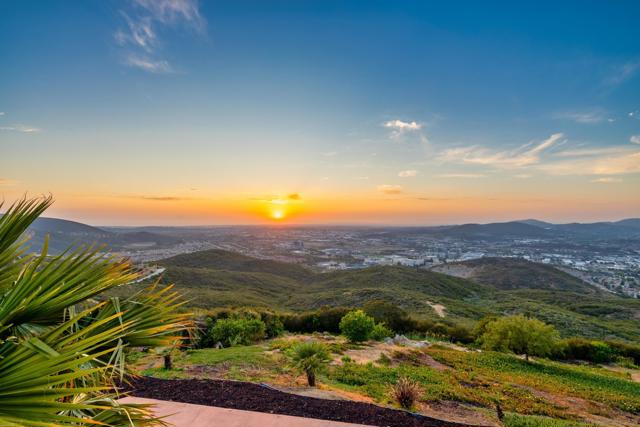 859 Cocos Dr, San Marcos CA: https://media.crmls.org/mediaz/51905226-9de5-4b25-9c6e-17f106536584.jpg