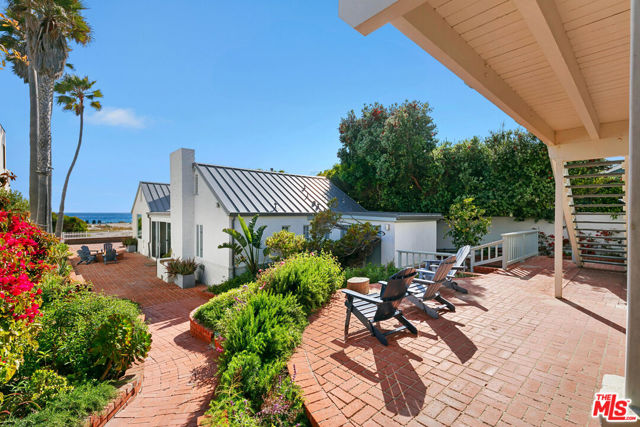 30830 Broad Beach Road, Malibu CA: https://media.crmls.org/mediaz/5190f772-ba43-4c38-910e-b4efc9f76a03.jpg