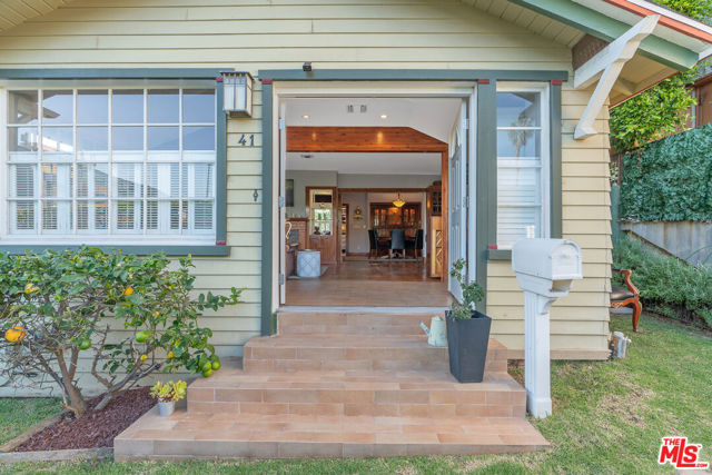 41 Vicente Terrace, Santa Monica CA: https://media.crmls.org/mediaz/51911ab0-e9e2-4148-a633-37334d625b55.jpg