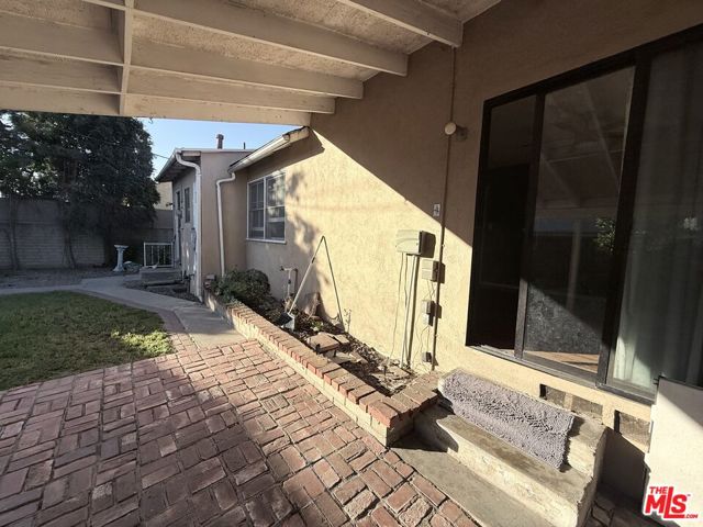 2952 Midvale Avenue, Los Angeles CA: https://media.crmls.org/mediaz/51930d68-49e5-4d80-8026-c2d2428b705a.jpg
