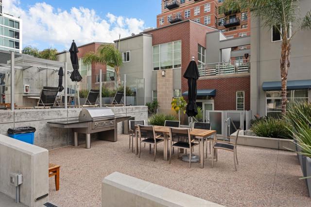 800 The Mark, San Diego CA: https://media.crmls.org/mediaz/5193c07d-14de-4418-9606-080841a9e6dd.jpg