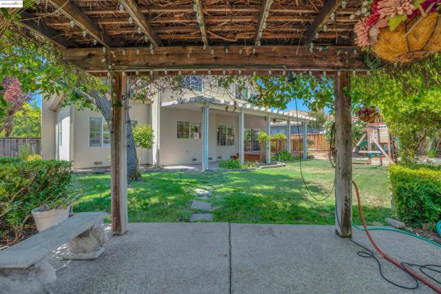 805 Devonshire Loop, Brentwood CA: https://media.crmls.org/mediaz/51948b46-a26c-4a90-821e-6e952896a374.jpg