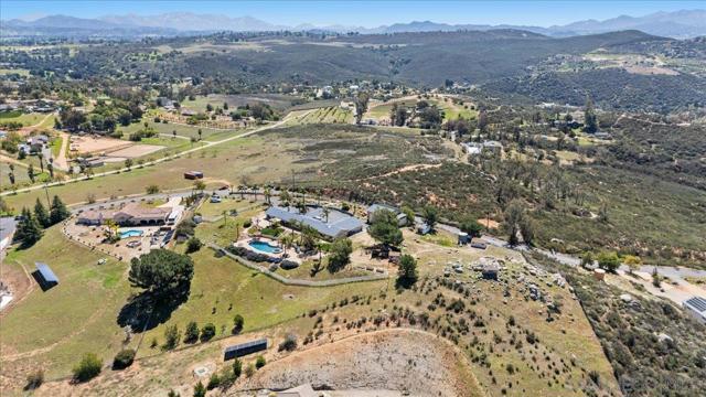 20403 Rancho Villa Rd, Ramona CA: https://media.crmls.org/mediaz/51955e03-6d34-4eed-a3a2-45e7d283dac2.jpg