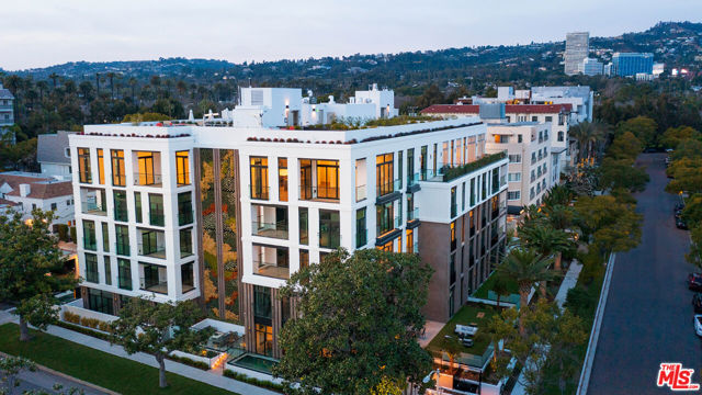 425 N Palm Drive, Beverly Hills CA: https://media.crmls.org/mediaz/51956aa5-7905-4708-a6a0-94bbd5046cfc.jpg