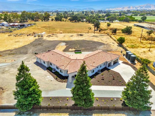 10055 Foothill Avenue, Gilroy CA: https://media.crmls.org/mediaz/51965172-066d-4376-91a3-ab080c228316.jpg