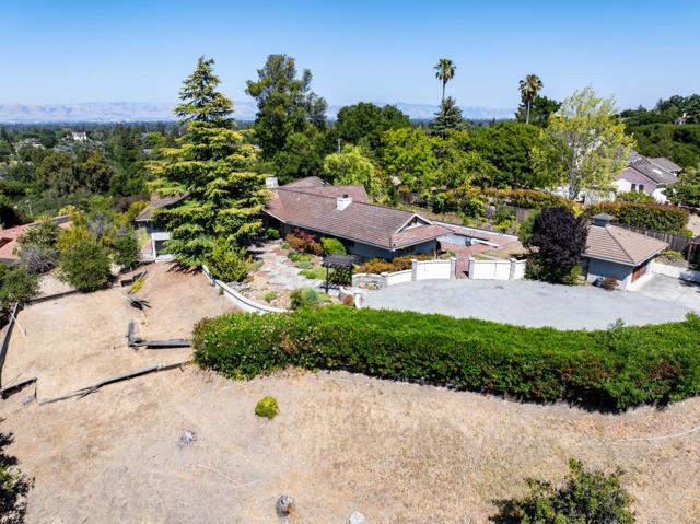 11552 Hillpark Lane, Los Altos CA: https://media.crmls.org/mediaz/519667ff-6944-4f7a-b83a-e811bea9d979.jpg