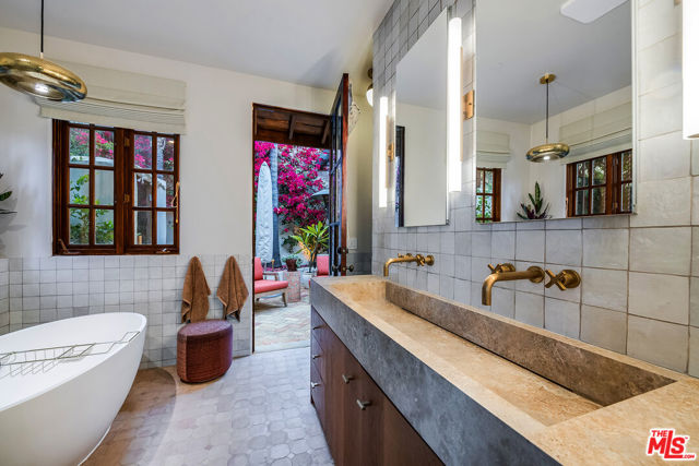 1925 Curson Place, Los Angeles CA: https://media.crmls.org/mediaz/5196bd0a-58c6-4d6c-a0f3-3f21ad3bde29.jpg