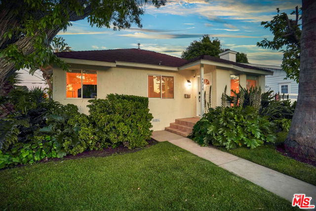4476 Calhoun Avenue, Sherman Oaks CA: https://media.crmls.org/mediaz/5196bd57-6622-4df6-8960-9b9618c0893a.jpg