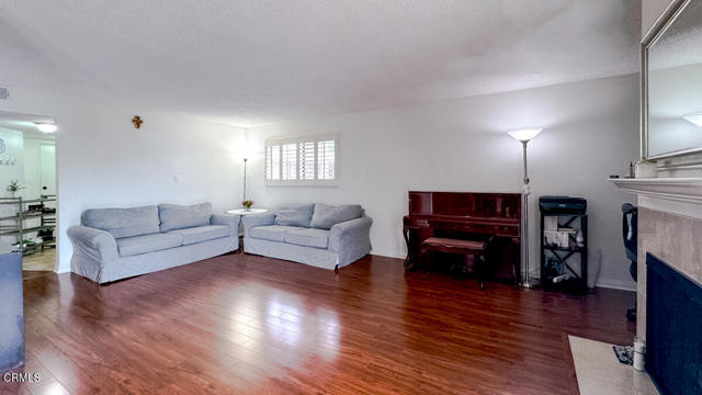 Detail Gallery Image 3 of 20 For 1745 Holly Dr #301,  Glendale,  CA 91206 - 3 Beds | 2 Baths
