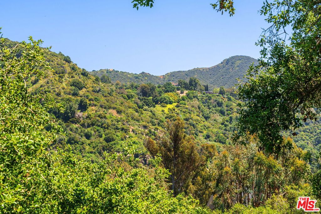 https://media.crmls.org/mediaz/5197d8a0-9097-46ff-a248-486aeb87f597.jpg?preset=X-Large