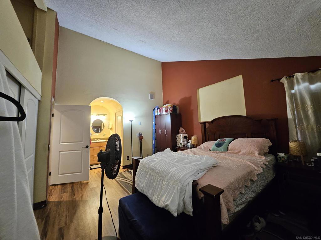 https://media.crmls.org/mediaz/519808c1-8958-4d15-92be-7166eb8134ce.jpg?preset=X-Large