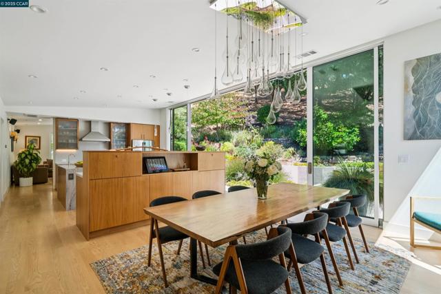 10 ICHABOD LANE, Orinda CA: https://media.crmls.org/mediaz/51984da4-3703-4bee-9263-dc6043127e85.jpg