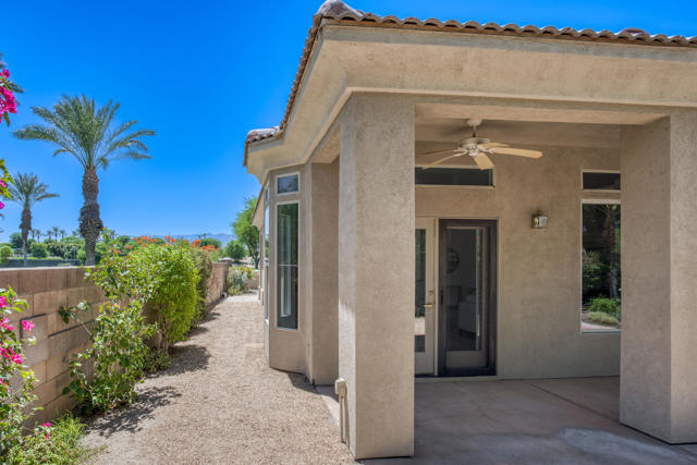 44010 Royal Troon Drive Drive, Indio CA: https://media.crmls.org/mediaz/51987ac4-f544-4a0b-90f6-d01c1adacaa3.jpg