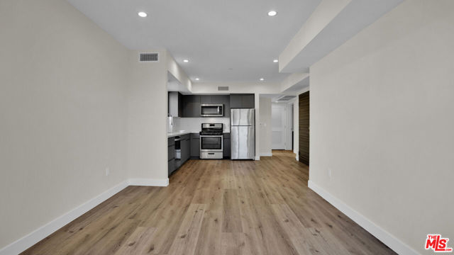 846 S Mariposa Avenue, Los Angeles CA: https://media.crmls.org/mediaz/519a7d85-b496-4e66-911d-e2012da5e824.jpg