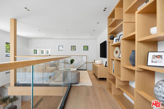 24818 Malibu Road, Malibu CA: https://media.crmls.org/mediaz/519b7b8b-2ca7-4e63-85c9-022ddafb55b6.jpg