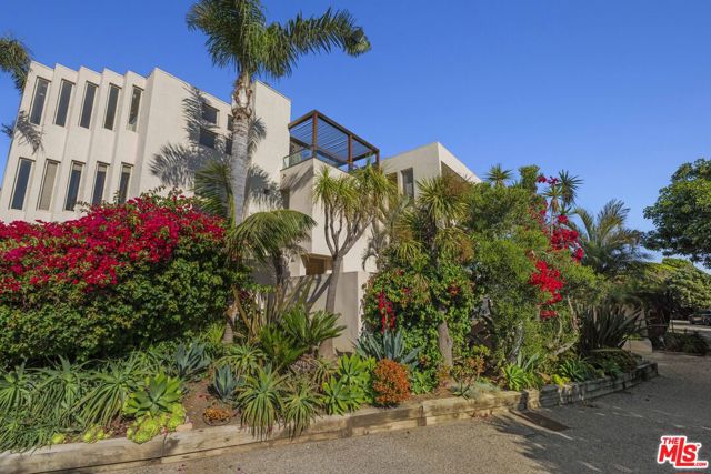 31851 Seafield Drive, Malibu CA: https://media.crmls.org/mediaz/519c7d9e-1745-4269-bd6e-6a140097943e.jpg