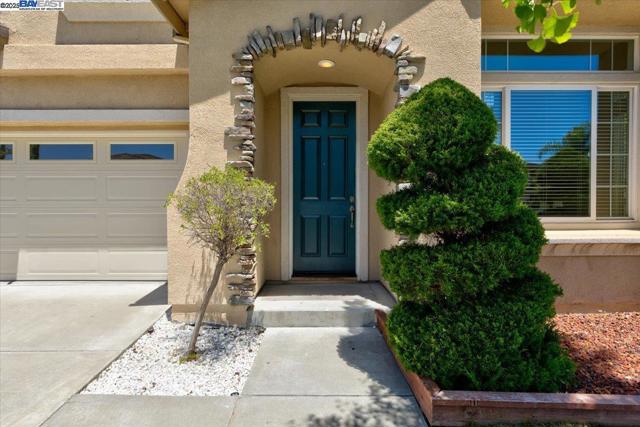 5615 Applegate Way, Dublin CA: https://media.crmls.org/mediaz/519d70d6-c407-4a43-a2a6-d6432753ebe9.jpg