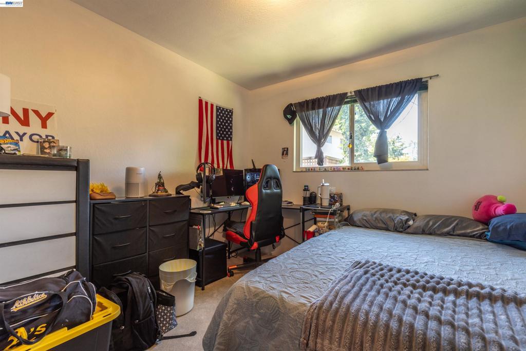 https://media.crmls.org/mediaz/519ea865-477f-4b83-87d2-af46a8ca2099.jpg?preset=X-Large