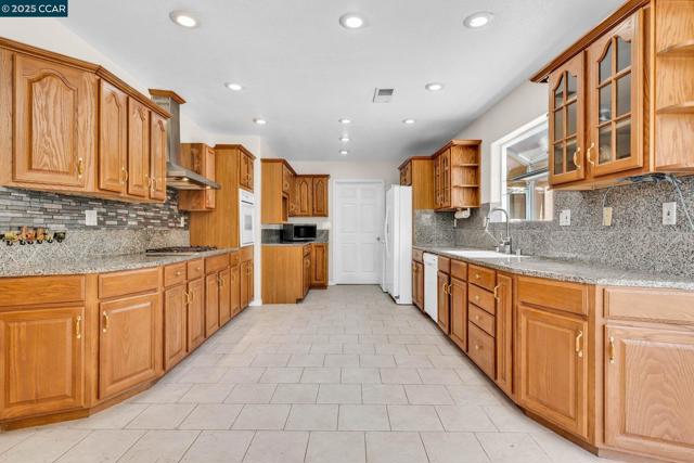 18127 Madison Ave, Castro Valley CA: https://media.crmls.org/mediaz/519f1530-ea76-46f4-a7f0-e4b22fbd3649.jpg