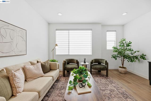 931 Edy Ln, Oakland CA: https://media.crmls.org/mediaz/519f5843-e674-42d1-b843-eeee5a41dc83.jpg