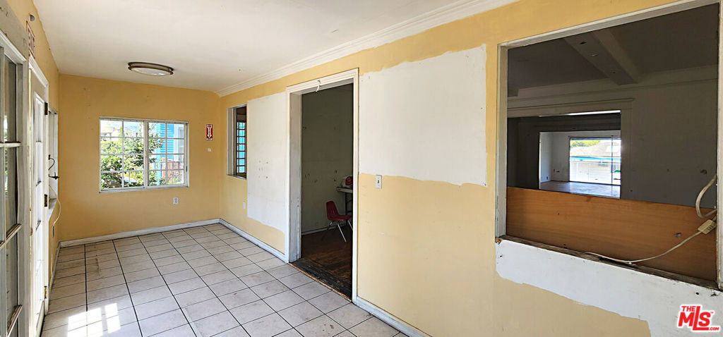 https://media.crmls.org/mediaz/51a00a65-d554-4c7b-a436-cd465c8ea8b8.jpg?preset=X-Large
