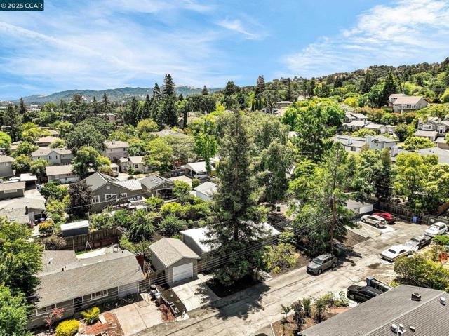 121 School Ln, Walnut Creek CA: https://media.crmls.org/mediaz/51a06e5c-bd6d-4afd-9912-0851c9ccbdc5.jpg