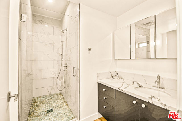 535 N Formosa Avenue, Los Angeles CA: https://media.crmls.org/mediaz/51a0db59-7252-4b73-bdb5-0fd107eb60ea.jpg