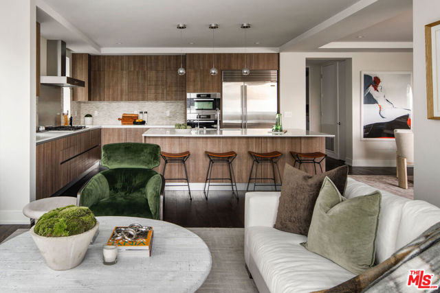 460 N Palm Drive, Beverly Hills CA: https://media.crmls.org/mediaz/51a1f23f-f492-4c55-9552-b2d6e00876d0.jpg