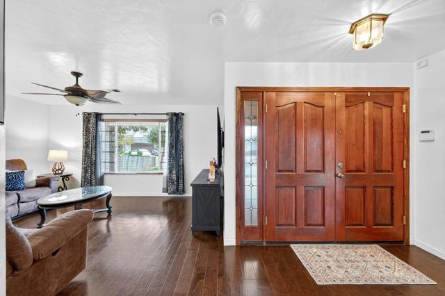 1260 Heather Glen Circle, Hollister CA: https://media.crmls.org/mediaz/51a2c27c-ed42-43f0-8d33-f76c315b9f40.jpg