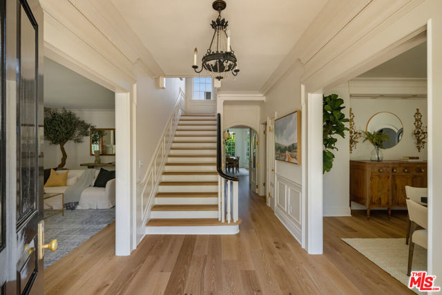 130 S Cliffwood Avenue, Los Angeles CA: https://media.crmls.org/mediaz/51a32a38-8b8c-45ab-91f5-55968f82295a.jpg