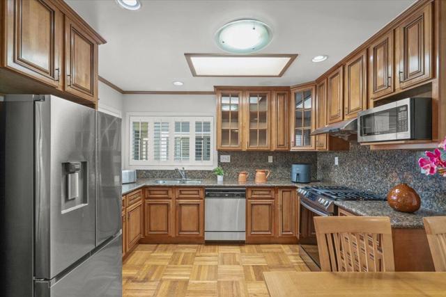 33 Escondido Avenue, San Francisco CA: https://media.crmls.org/mediaz/51a34519-6b73-4d9e-8414-bc5bf9766ff0.jpg