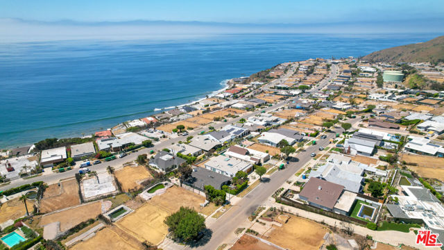18128 Kingsport Drive, Malibu CA: https://media.crmls.org/mediaz/51a35cbf-ecb6-4d37-81a7-50d06e2e258c.jpg