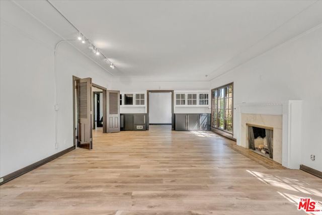 626 N Canon Drive, Beverly Hills CA: https://media.crmls.org/mediaz/51a3687a-c1f5-4f4e-a836-3dfa7ea21309.jpg