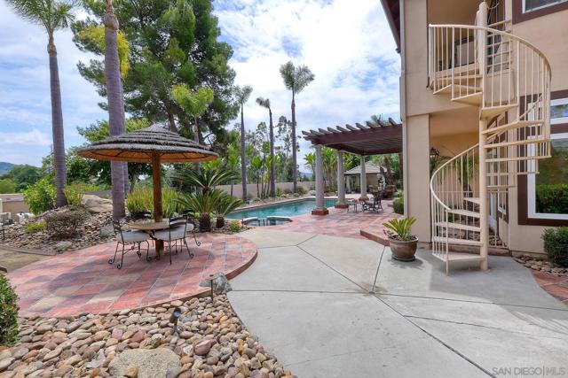 16879 Saint Andrews Drive, Poway CA: https://media.crmls.org/mediaz/51a3b0b7-d2c0-4e0e-93c8-4c92c1794812.jpg