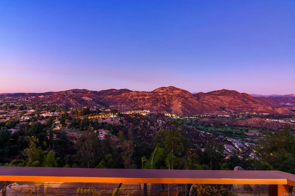 https://media.crmls.org/mediaz/51a3c33b-da34-492a-b95f-0907899c0286.jpg?preset=X-Large