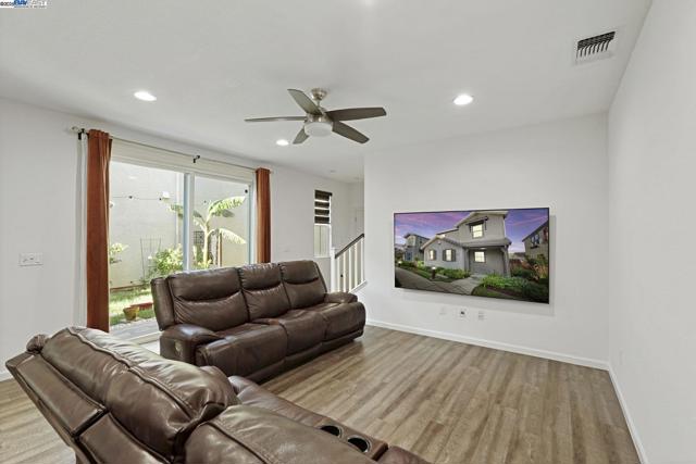 1025 S Fowler Ln, Mountain House CA: https://media.crmls.org/mediaz/51a4582c-2a71-49ef-80b6-7cdf1e54e9b3.jpg
