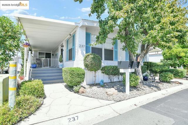 237 Aloha Way, Pittsburg CA: https://media.crmls.org/mediaz/51a49be9-d6ff-4d76-a4c3-961ba9c08c31.jpg