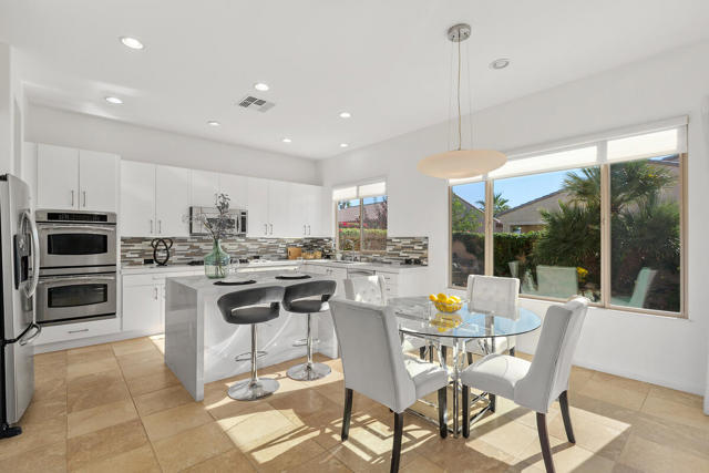 81071 Avenida Sombra, Indio CA: https://media.crmls.org/mediaz/51a49efe-ed34-4a6e-8810-0fb8fe22dc35.jpg