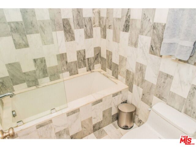 525 N Sycamore Avenue, Los Angeles CA: https://media.crmls.org/mediaz/51a4f942-e096-454f-9d13-e0d243b9b801.jpg