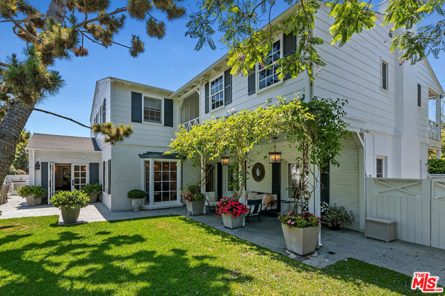 10428 Wyton Drive, Los Angeles CA: https://media.crmls.org/mediaz/51a509d7-a49f-47ad-96e7-0d6a08f57a9d.jpg