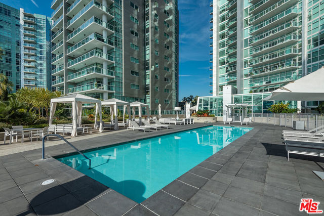 13600 MARINA POINTE Drive, Marina del Rey CA: https://media.crmls.org/mediaz/51a6248d-fda4-4271-8e67-4c96d68a3b99.jpg