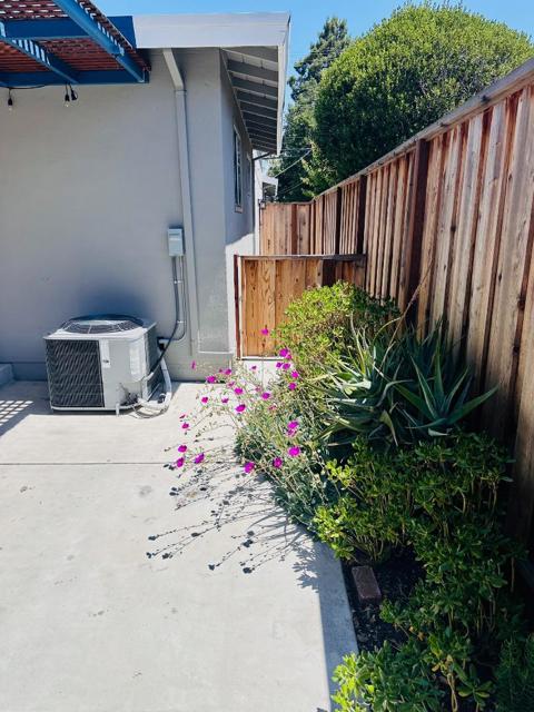 15061508 Kentfield Avenue, Redwood City CA: https://media.crmls.org/mediaz/51a640a2-4cb4-4642-b0ab-5c7b465af0eb.jpg
