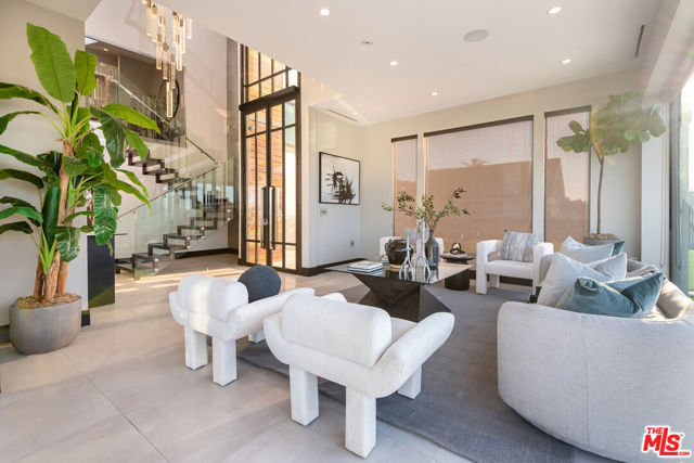 4338 Gayle Drive, Tarzana CA: https://media.crmls.org/mediaz/51a6d1f2-a438-4803-8b1b-d4a1a4e8bc40.jpg