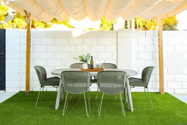 1900 W 41St St, Los Angeles CA: https://media.crmls.org/mediaz/51a76640-7b47-40a8-9174-e584e26dc5f7.jpg