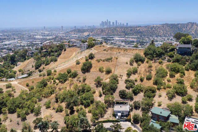 3995 Glenalbyn Drive, Los Angeles CA: https://media.crmls.org/mediaz/51a7b272-abb5-47e7-b959-b4dbb41bf43e.jpg