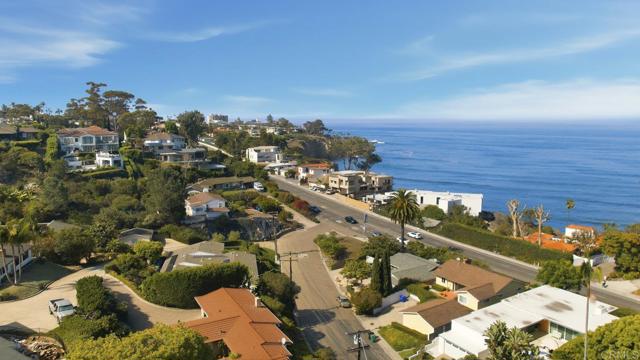 1745 Amalfi Street, La Jolla CA: https://media.crmls.org/mediaz/51a83d0e-8a70-44f7-be1f-2bfc96dbc5d8.jpg