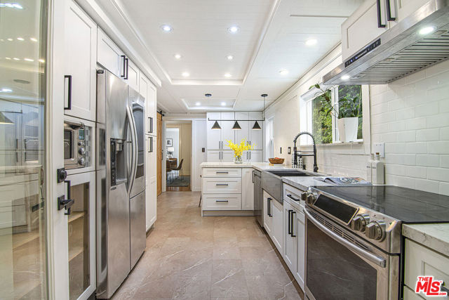 565 N Arden Boulevard, Los Angeles CA: https://media.crmls.org/mediaz/51a8d8f6-af57-4561-956e-2a768eca6185.jpg